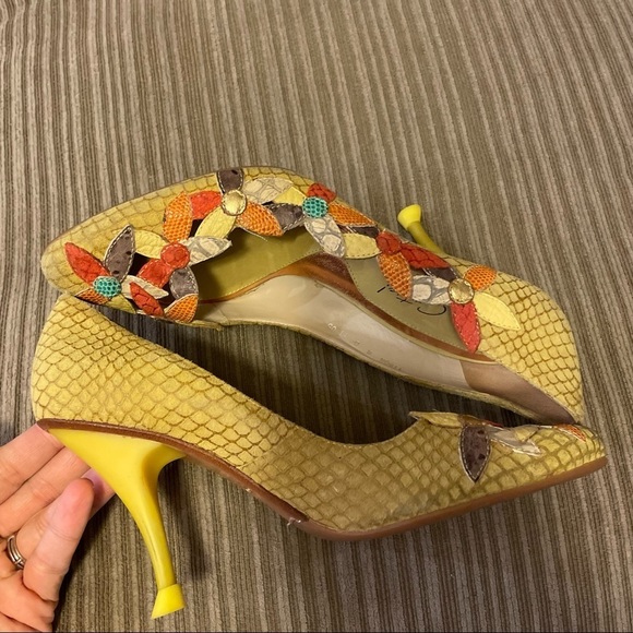 Cindy Says Couture yellow patch flower pattern heels size 8 - Picture 3 of 6